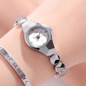 Montre à quartz GEDI argentée pour femme avec boîtier géométrique et bracelet à anneaux