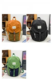 Détail des sacs à dos en nylon à grande capacité disponibles en jaune, noir et vert