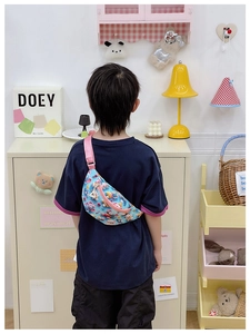 Détail du sac banane bleu enfant avec motif ours, fermeture éclair et sangle roses