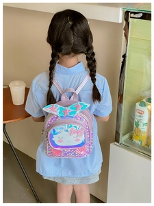 Sac à dos enfant avec paillettes violettes et détail queue de sirène au café