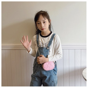 Mini borsa a tracolla trapuntata a cuore rosa per bambini con catena dorata su modella