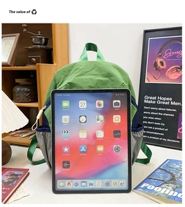 Vue détaillée du sac à dos en nylon tricolore avec intérieur spacieux et poche filet