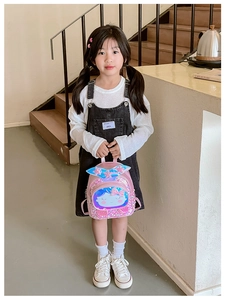 Détail du sac à dos sirène rose avec paillettes et queue de poisson sur un enfant modèle