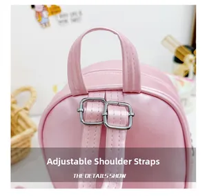 Détail du sac à dos rose montrant les bretelles réglables et les boucles métalliques