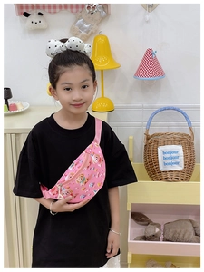 Sac de poitrine rose pour enfants avec motifs mignons et bandoulière réglable en détail