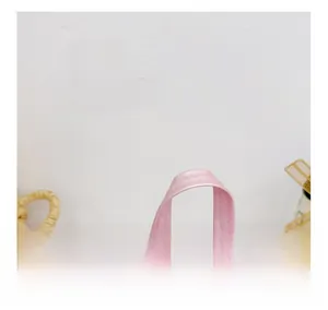 Vue macro de la poignée rose en cuir synthétique avec double surpiqûre durable