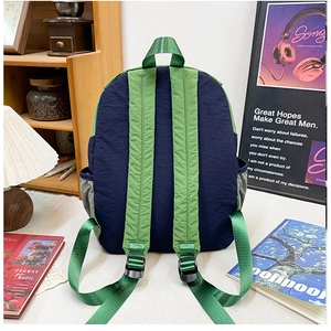 Détails des bretelles vertes ergonomiques d'un sac à dos scolaire imperméable bicolore