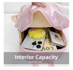 Gros plan de l'intérieur du sac à dos rose pour enfant montrant le compartiment principal