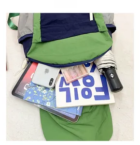 Vue intérieure montrant le grand compartiment principal de ce sac à dos scolaire coloré