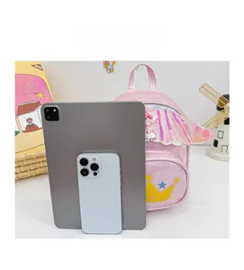 Comparaison de taille du sac à dos enfant avec iPad montrant les détails des ailes