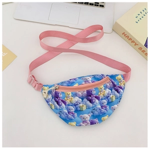 Détail de la sacoche banane ours bleu avec sangle rose ajustable et boucle en plastique