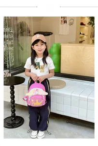 Détail du sac à dos rose pour enfant avec couronne brillante et ailes mignonnes