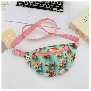 Détail du sac banane enfant vert menthe avec motifs éléphant et sangle rose réglable