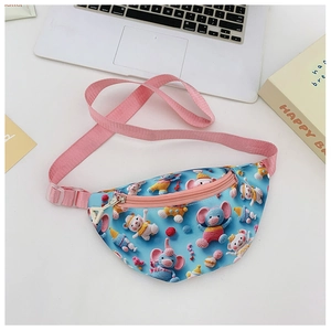 Détail du sac banane bleu pour enfants avec motif de souris et sangle rose réglable