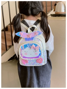Enfant portant un sac à dos sirène mignon avec paillettes et détails de queue laser