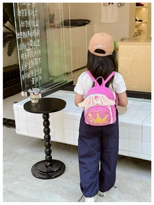 Sac à dos rose pour enfants avec ailes à paillettes et motif couronne en extérieur