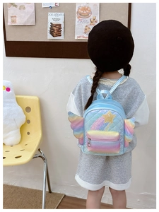 Bambino indossa zaino a stella blu con ali arcobaleno e motivo trapuntato in camera