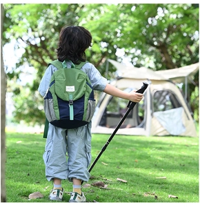 Sac à dos enfant outdoor vert et bleu marine avec bâton de randonnée pour camping