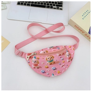 Détail du sac de poitrine rose pour enfants avec motif chiot 3D et sangle réglable