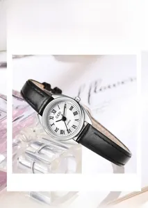 Détail de montre à quartz pour femme avec chiffres romains et bracelet en cuir noir