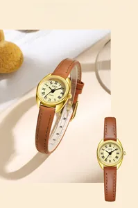 Détail de la petite montre GEDI ovale avec chiffres romains et bracelet en cuir