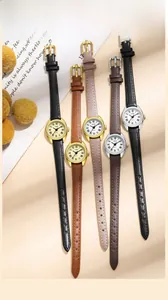 Détail de petites montres vintage avec bracelets en cuir et chiffres romains sur le cadran