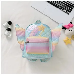 Dettaglio dello zaino laser blu per bambini con stella glitterata e ali di angelo decor