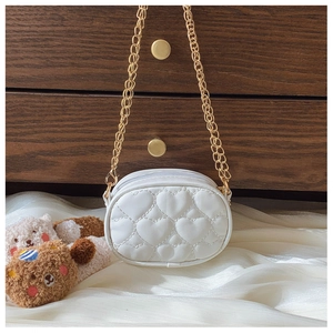 Dettaglio mini borsa bianca trapuntata a cuore con catena dorata e zip interna