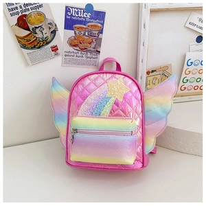 Dettaglio dello zaino trapuntato rosa per bambini con ali colorate e motivi di stelle