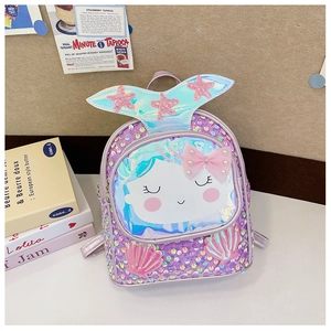 Détail du sac à dos à paillettes avec patch fille, nœud en perles et queue de poisson holographique