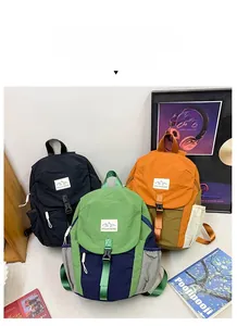 Détail de trois sacs à dos en nylon haute capacité en noir, bleu et orange