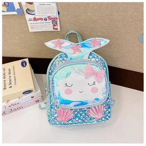Détail du sac à dos sirène à paillettes bleues avec décorations étoile de mer et coquillage