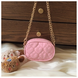 Dettaglio della mini borsa trapuntata rosa a cuore con catena d'oro su seta