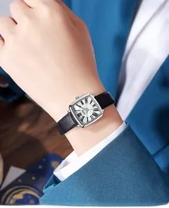 Dettaglio di un orologio quadrato vintage con quadrante in madreperla bianca e cinturino nero