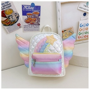 Dettaglio dello zaino per bambini con stelle arcobaleno e ali glitterate lucide