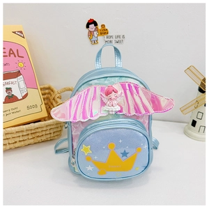 Détail d'un sac à dos bleu pour enfant avec ailes scintillantes et poupée ange