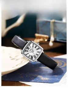 Dettaglio dell'orologio quadrato GEDI con quadrante in madreperla e cinturino in pelle