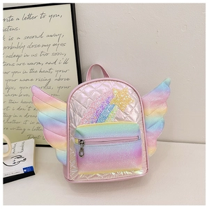 Dettaglio dello zaino trapuntato rosa per bambini con ali arcobaleno e stelle