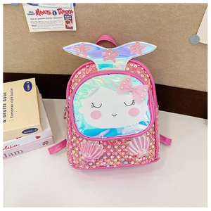 Détail d'un sac à dos sirène à paillettes roses pour enfants avec motif coquillage