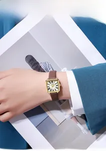 Dettaglio dell'orologio vintage GEDI quadrato in oro con quadrante in madreperla e pelle