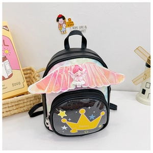 Détail d'un mini sac à dos pour enfant avec ailes irisées roses et couronne