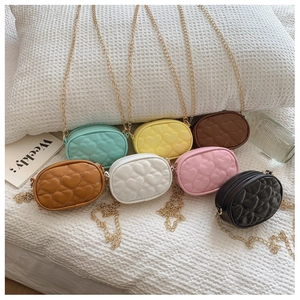 Set di mini borse trapuntate a cuore con catena dorata disponibili in sette colori