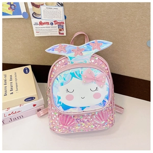 Détails d'un sac à dos rose à paillettes pour enfant avec queue de sirène et coquille