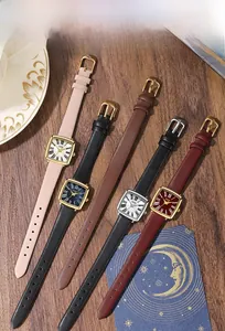 Cinque orologi al quarzo quadrati vintage con cinturini in pelle in vari colori eleganti
