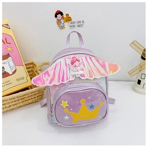 Détail d'un sac à dos violet pour enfants avec couronne et ailes holographiques