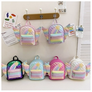Dettaglio di zaini per bambini trapuntati con ali arcobaleno e stelle in sei varianti colore