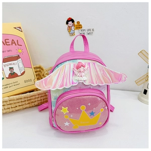 Détail du sac à dos rose pour enfant avec ailes d'ange mignonnes et fini pailleté