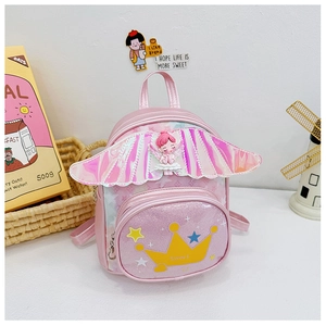 Détail du sac à dos rose pour enfant avec ailes laser, couronne sequins et poupée