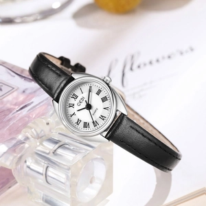 Montre à quartz élégante pour femme avec bracelet en cuir noir et chiffres romains