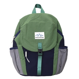 Sac à dos enfant bicolore vert et marine avec écusson MOUNTAINS et fermeture à boucle